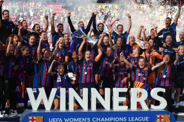 تصویی از بارسلونا هنگام بالابردن جام قرمانی لیگ قهرمانان
